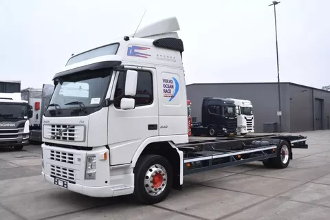 Volvo 340 FM 4x2 - EURO 5 - 935 TKM - AIRCO - CAB HEATER - WHEELBASE: 560 CM - ALCOA'S - GOOD CONDITION -