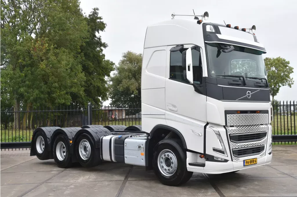 Volvo FH 500 Globe 8x2/4 - 147 TKM - PARK. AIRCO - 10 TONS FRONT AXLE - LEATHER SEATS - PTO - LED LIGHTS - TOP CONDITION -