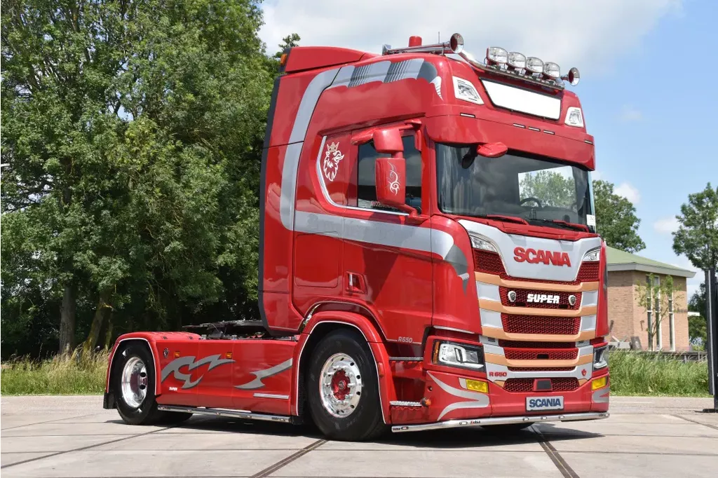 Scania R R650 V8 NGS 4x2NB - LIKE NEW - RETARDER - FULL AIR - PARK. AIRCO - 4 POINT AIR SUSP. - 2 x FUEL TANKS - ALCOA'S -