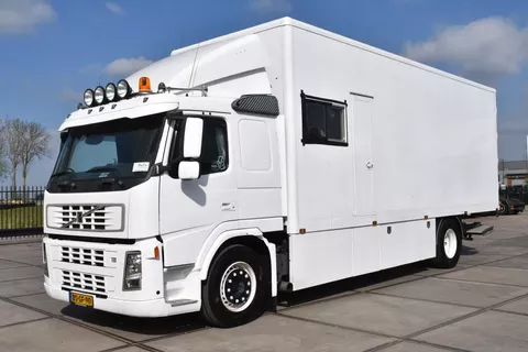 Volvo FM 380 4x2 - EURO 3 - 755 TKM - SPECIAL INTERIOR - LIVING - TV - DOUCHE - TOILET - ELEVATOR - GOOD CONDITION -