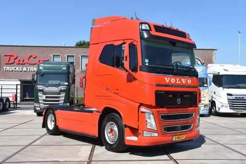Volvo FH 500 Globetrotter 4x2 - 631 TKM - I PARK COOL - LEATHER SEATS - NAVI - 2 x FUEL TANKS - XENON -