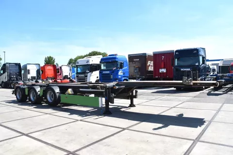 Renders ROC 16.30 - X-STEERING - LIFT AXLE - BPW AXLES - DISC BRAKES - EXTENDABLE -